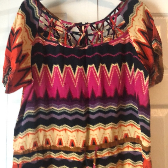 Short light weight mini dress with fun cut-out - Picture 2 of 3
